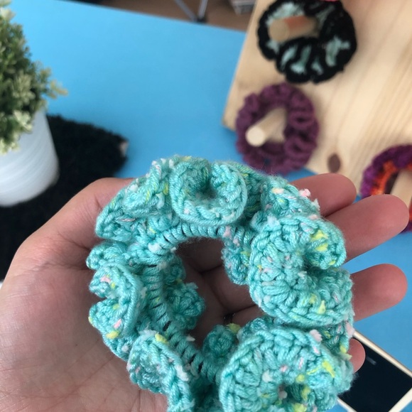 (Bundle of 4) Random crochet scrunchies - Picture 3 of 7